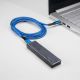 Niebieski kabel USB 2.0 type C 0.5m Akyga AK-USB-36 100W podpięty do laptopa