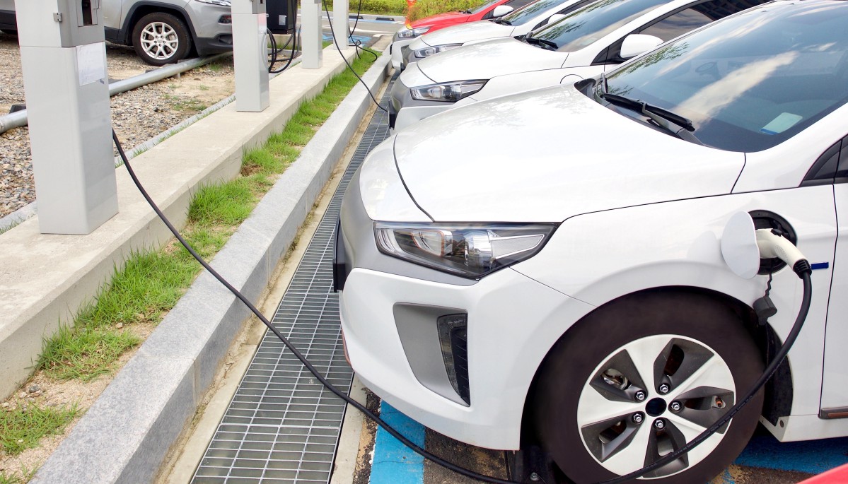 Hyundai Ioniq electric fleet is charged at fast charging stations