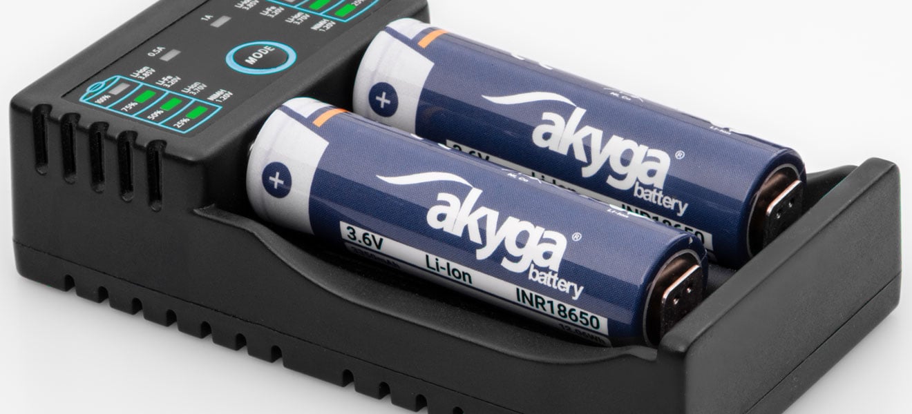 baterie Akyga Battery Li-Ion podłączone do ładowania