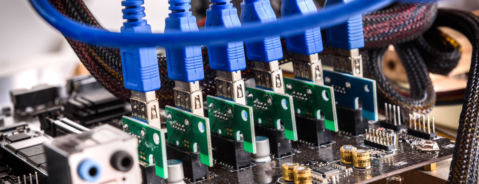 sześć konwerterów PCI x1 na USB 3.0 z podłączonymi niebieskimi kablami
