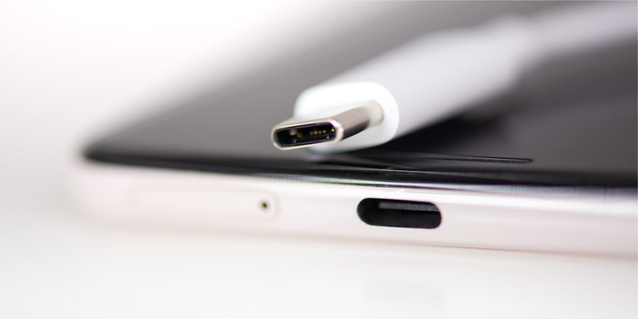 wtyczka telefonu i wtyk białego kabla USB type C