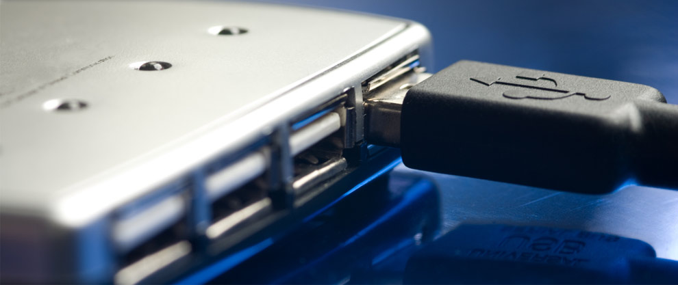 Czarny hub USB typu A z podpiętym kablem USB