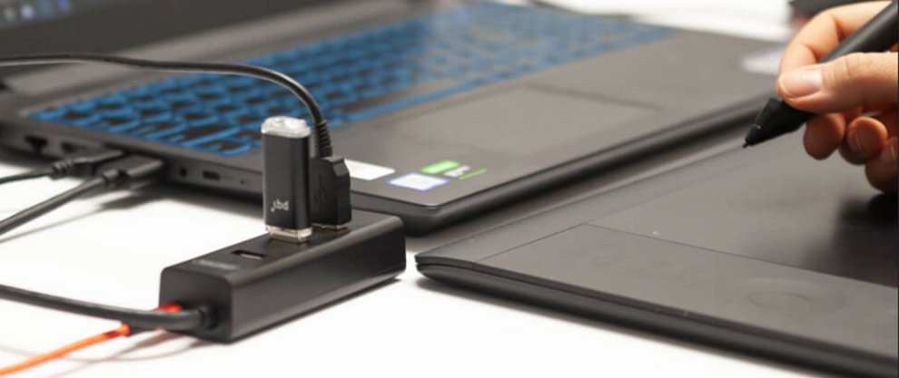 Laptop, tablet graficzny i hub USB z podpiętym pendrive