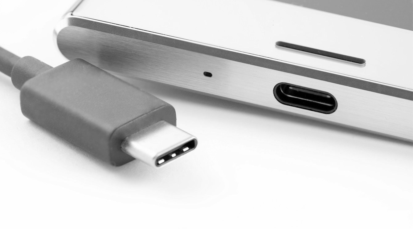 wtyczka kabla USB typu C obok smartfona