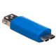 Niebieski Adapter Akyga AK-AD-25 USB-A 3.0 / micro USB-B 3.0 z widoczną wtyczką